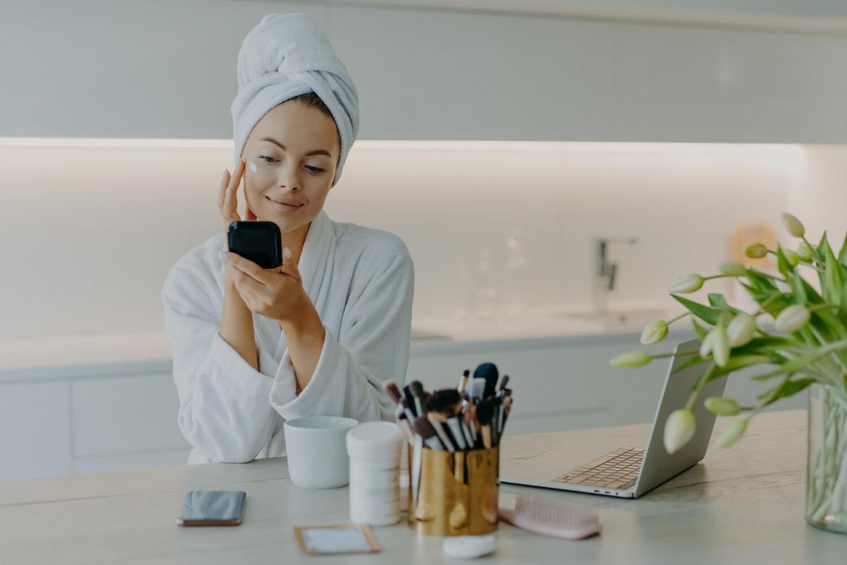 Digital Detox: Balancing Screen Time with Skin Health