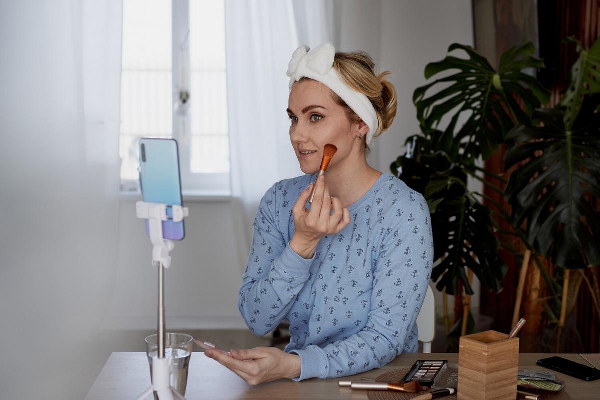 Augmented Reality Try-Ons: The New Norm in Beauty Shopping